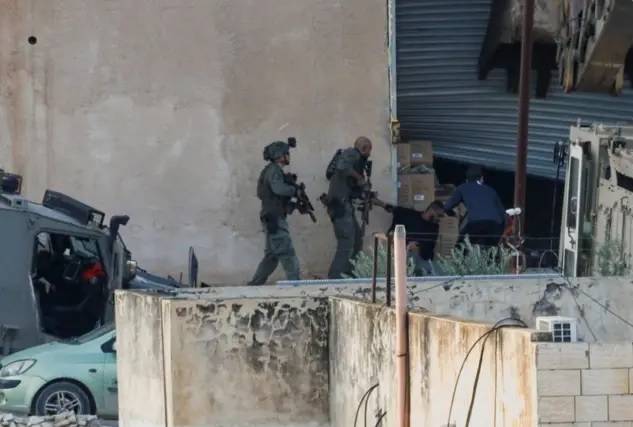 بالفيديو - جنود الاحتلال يعدمون بـ "دم بارد" شابين فلسطينيين في جنين
