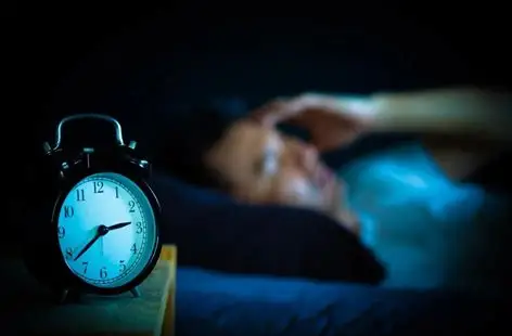 لماذا لا يتوقف دماغك ليلاً؟اكتشف السر وراء الأرق المزمن!