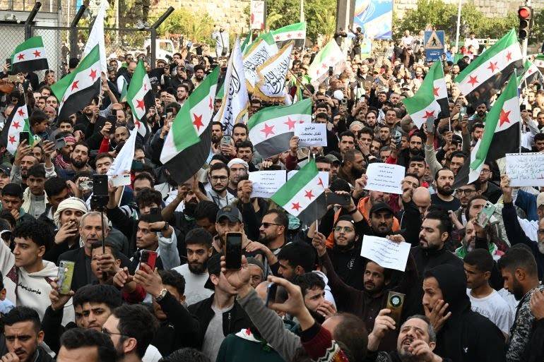 إحراق العلم "الإسرائيلي" في دمشق تنديدًا باعتداءات بيت جن