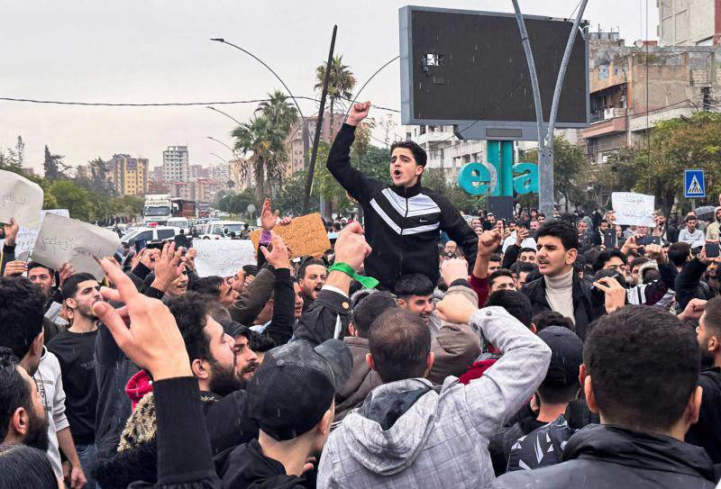 احتجاجات العلويين: بداية مرحلة سياسية جديدة في سوريا؟
