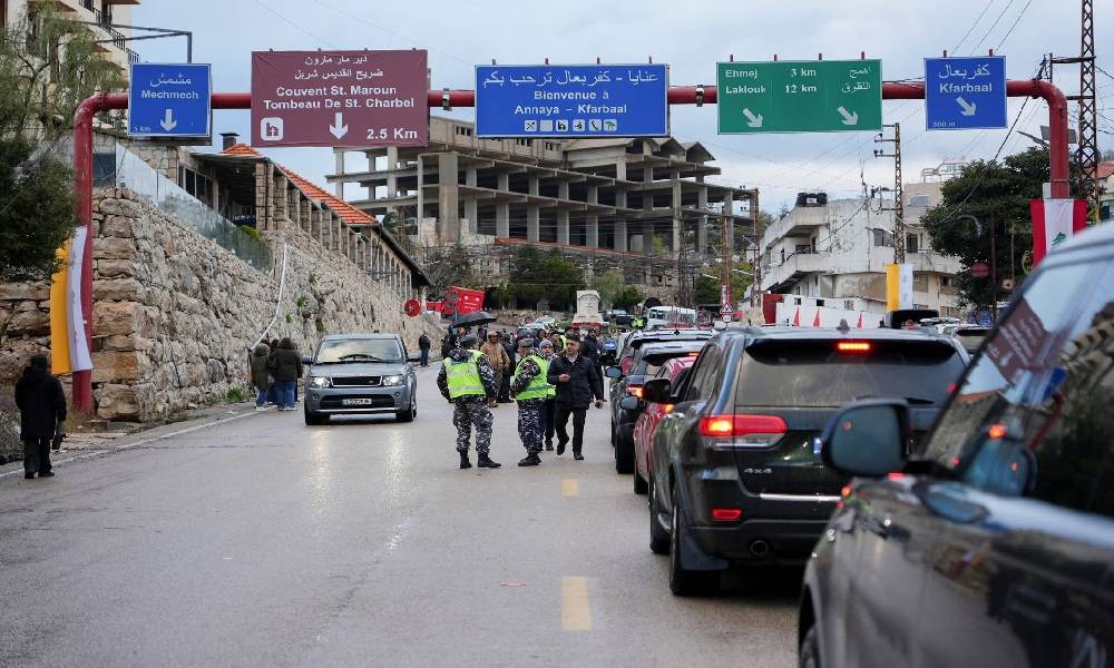 الرئيس عون في عنايا وحشود في مار شربل بانتظار وصول البابا