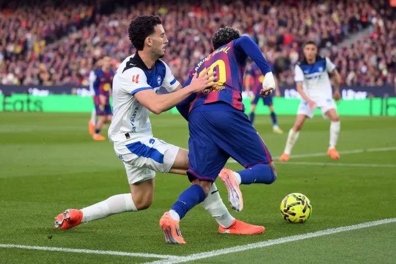 برشلونة ينتزع صدارة الليغا ويرفع الضغط على ريال مدريد