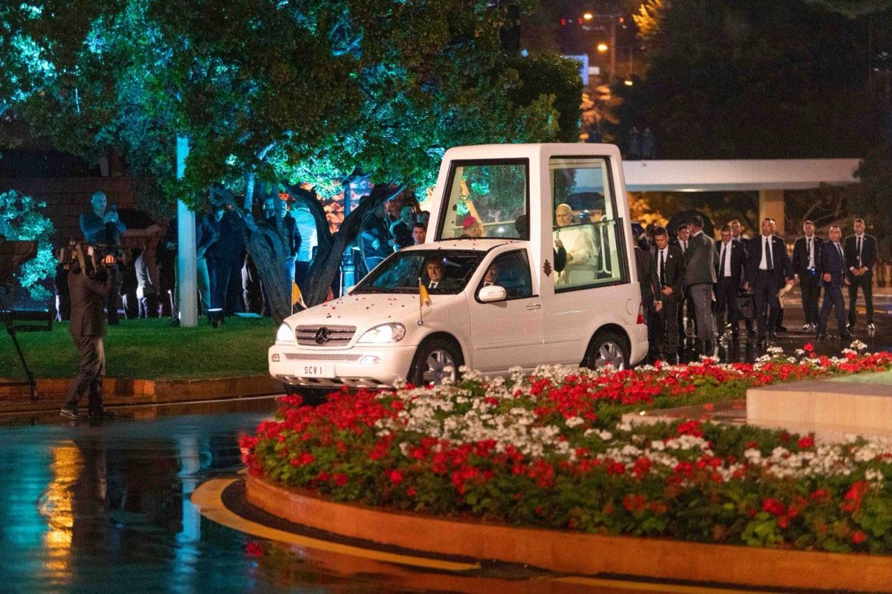 قداسة البابا في لبنان... زيارة أمل لوطن يبحث عن قيامته
تراجع العمليّات العسكريّة الإسرائيليّة مع وصول الحبر الأعظم
مشهد استقبال لافت في الضاحية... واستياء «قواتي» لعدم دعوة جعجع !