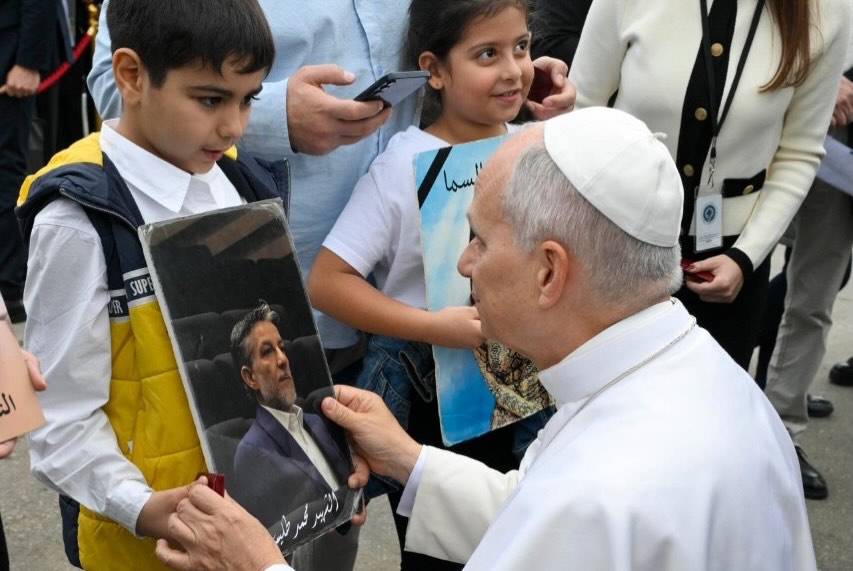 البابا في مرفأ بيروت.. صلاة صامتة لضحايا 4 آب ولقاء مؤثّر مع عائلات الشهداء