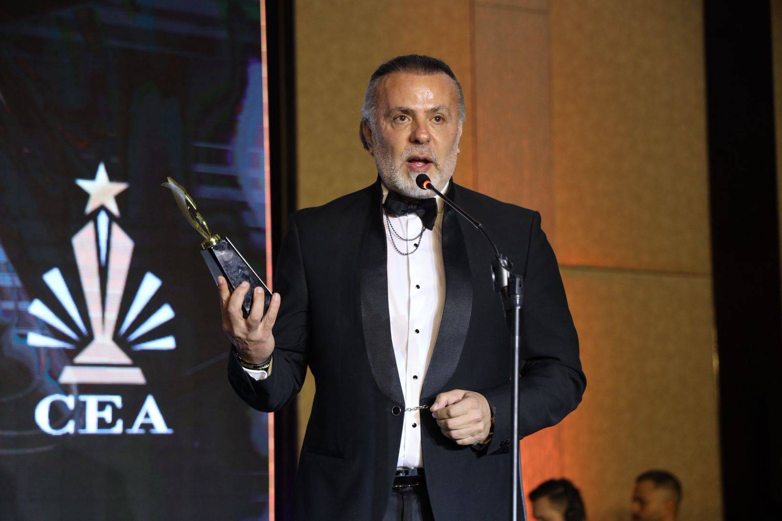 وجيه صقر يحصد جائزة الإبداع في دبي