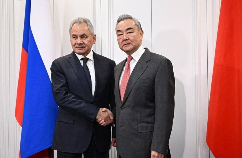 شويغو يستقبل وانغ يي في موسكو