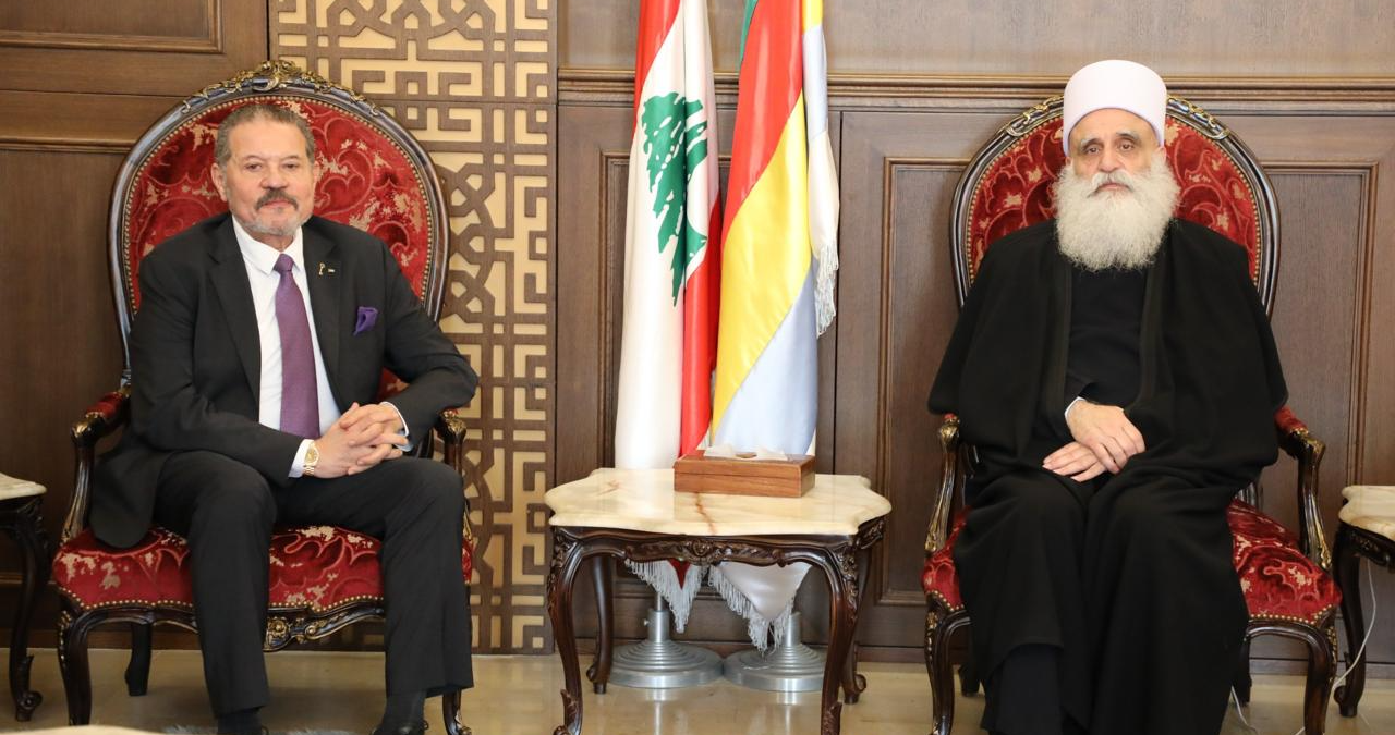 شيخ العقل يلتقي المبعوث الفلسطيني ويبحث قضايا اللاجئين