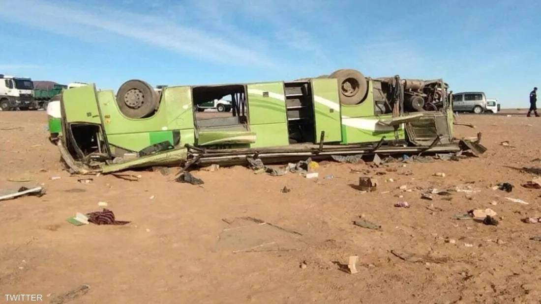 كارثة مرورية في الجزائر... 14 قتيلاً و34 جريحًا بانقلاب حافلة جنوب البلاد
