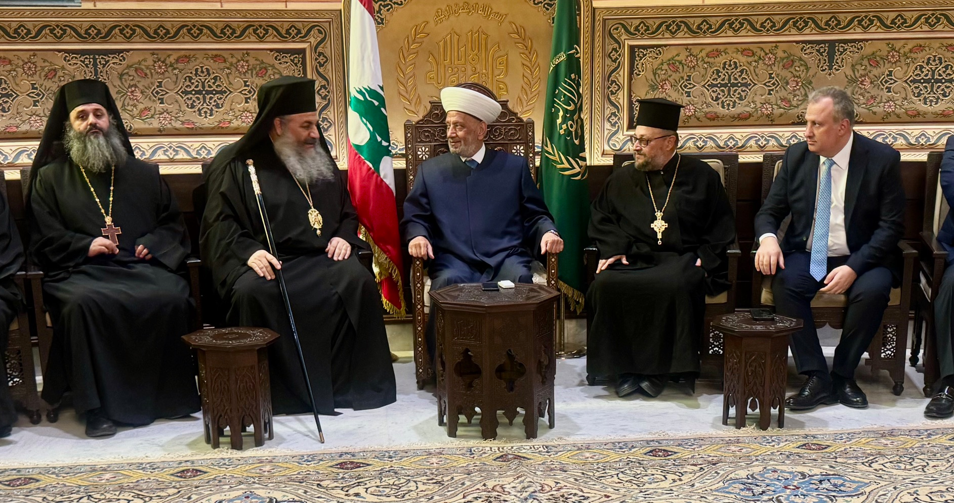 دريان عرض مع المطرانين كفوري والصوري
زيارة البابا وشؤوناً بقاعيّة