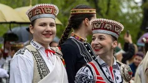 نقص الرجال في لاتفيا يدفع النساء لتوظيف 