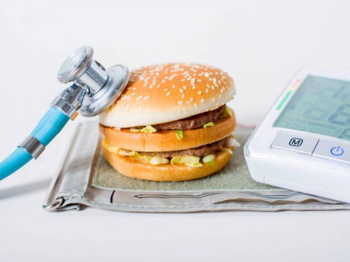 كيف يمكن للأطعمة اليومية أن تحسن من مستوى ضغط الدم لديك؟