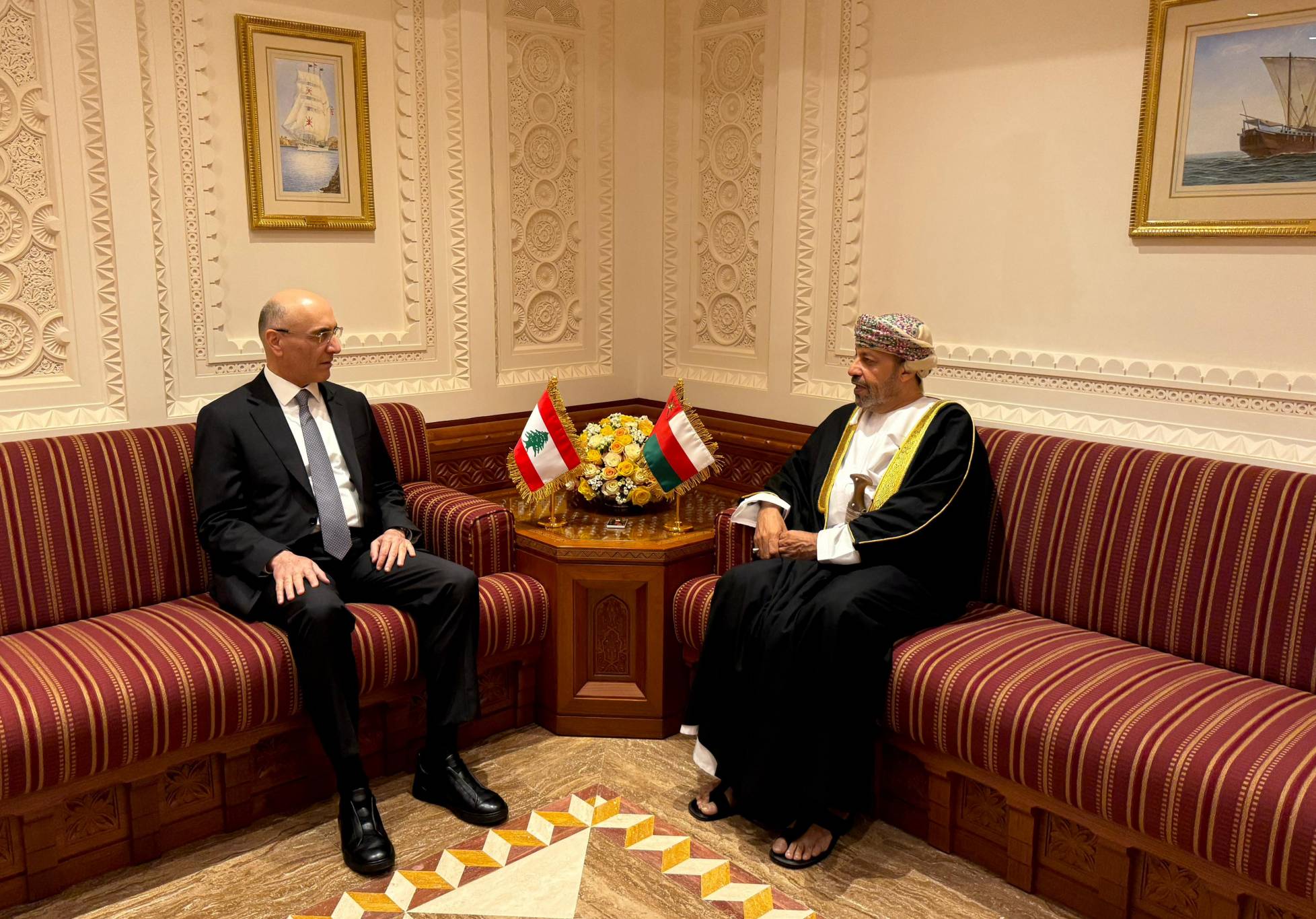 الحجار يلتقي نظيره العُماني لتعزيز التعاون الأمني بين البلدين