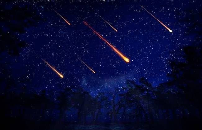 سماء اللّيل تتحوّل إلى مسرح للألوان والأضواء