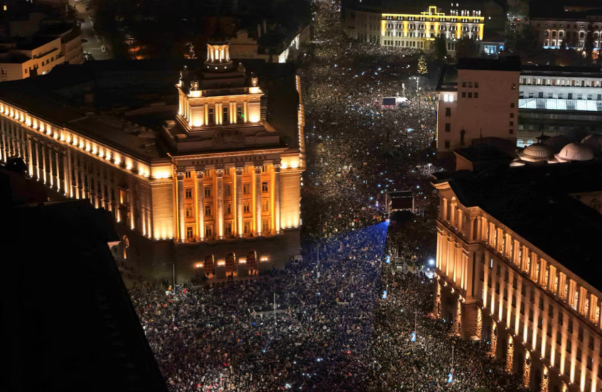 بلغاريا.. الآلاف يحاصرون البرلمان احتجاجا على سياسات الحكومة