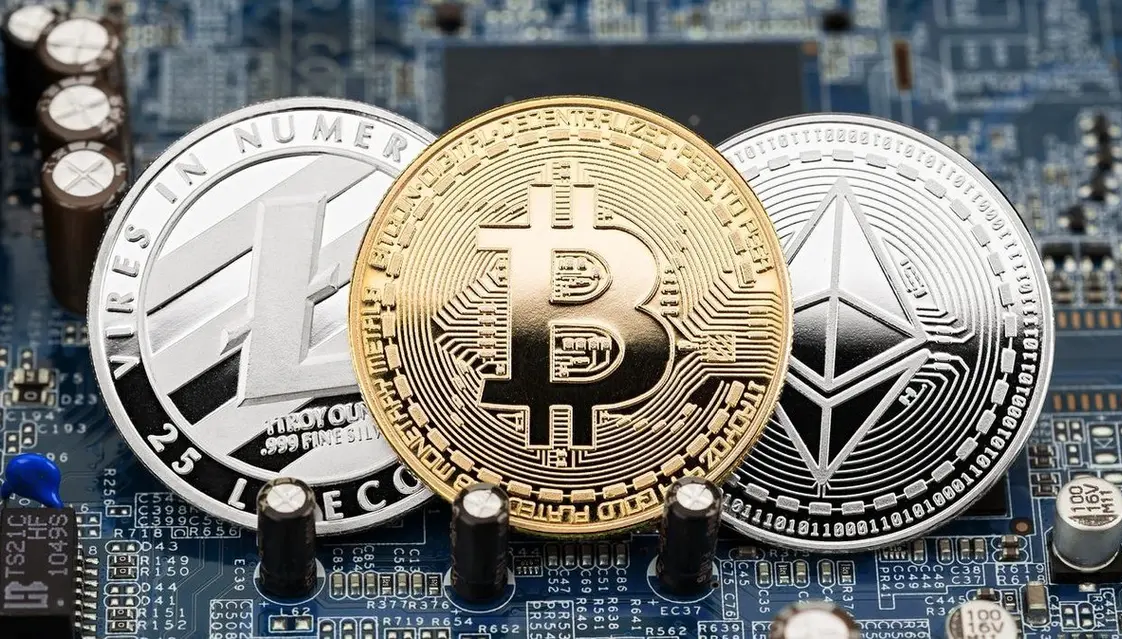 البيتكوين تعاود الارتفاع فوق ٩٢ الفاً