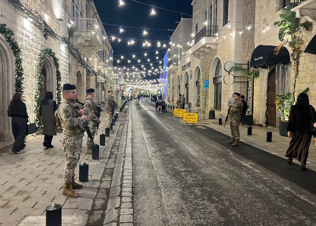 مسقط محطة حاسمة: الرئيس عون بحث وساطة ثلاثية الأبعاد لإنقاذ لبنان
هل وجود النازحين السوريين في لبنان... ورقة ضغط بيد الشرع؟