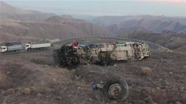 13 قتيلاً و11 جريحاً بانقلاب حافلة في ايران