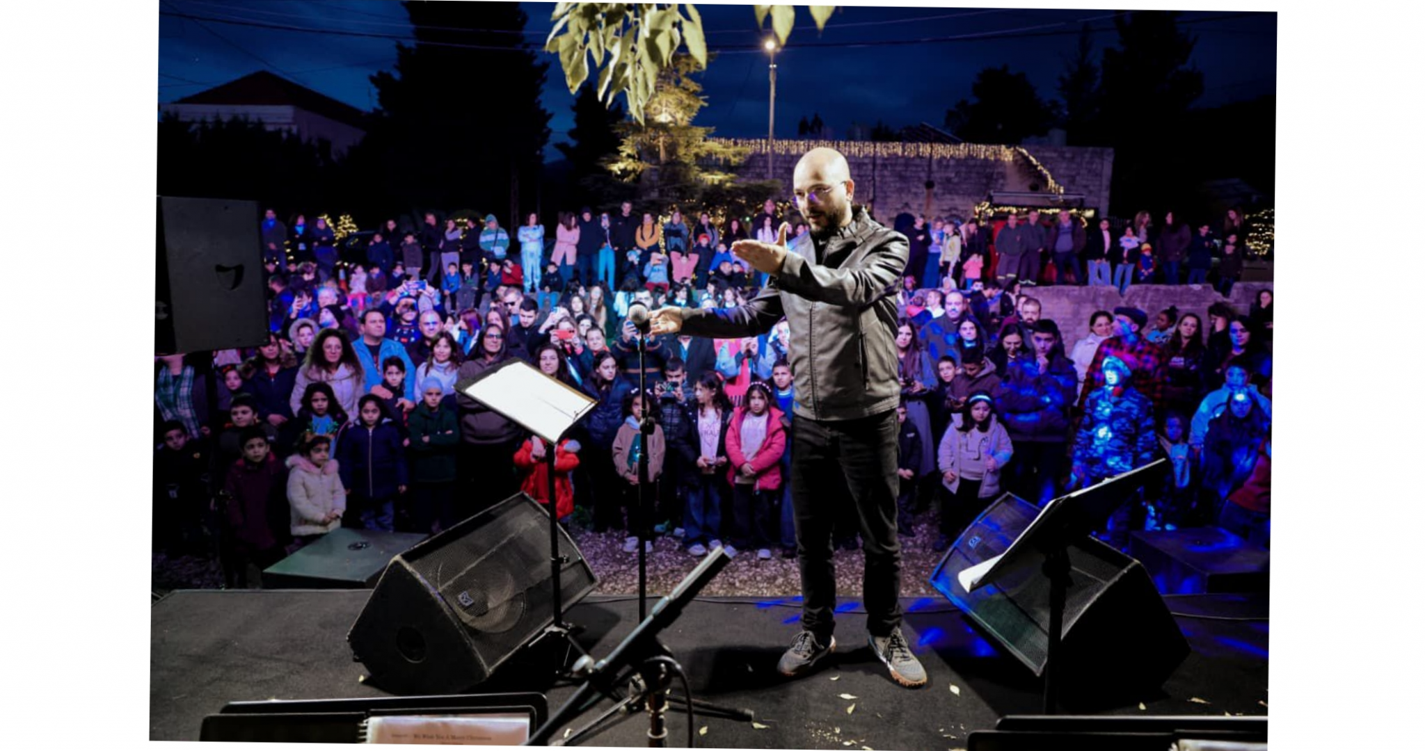 أضواء الميلاد تتلألأ في المناطق : زينة وإضاءة الأشجار ... تراتيل واحتفالات