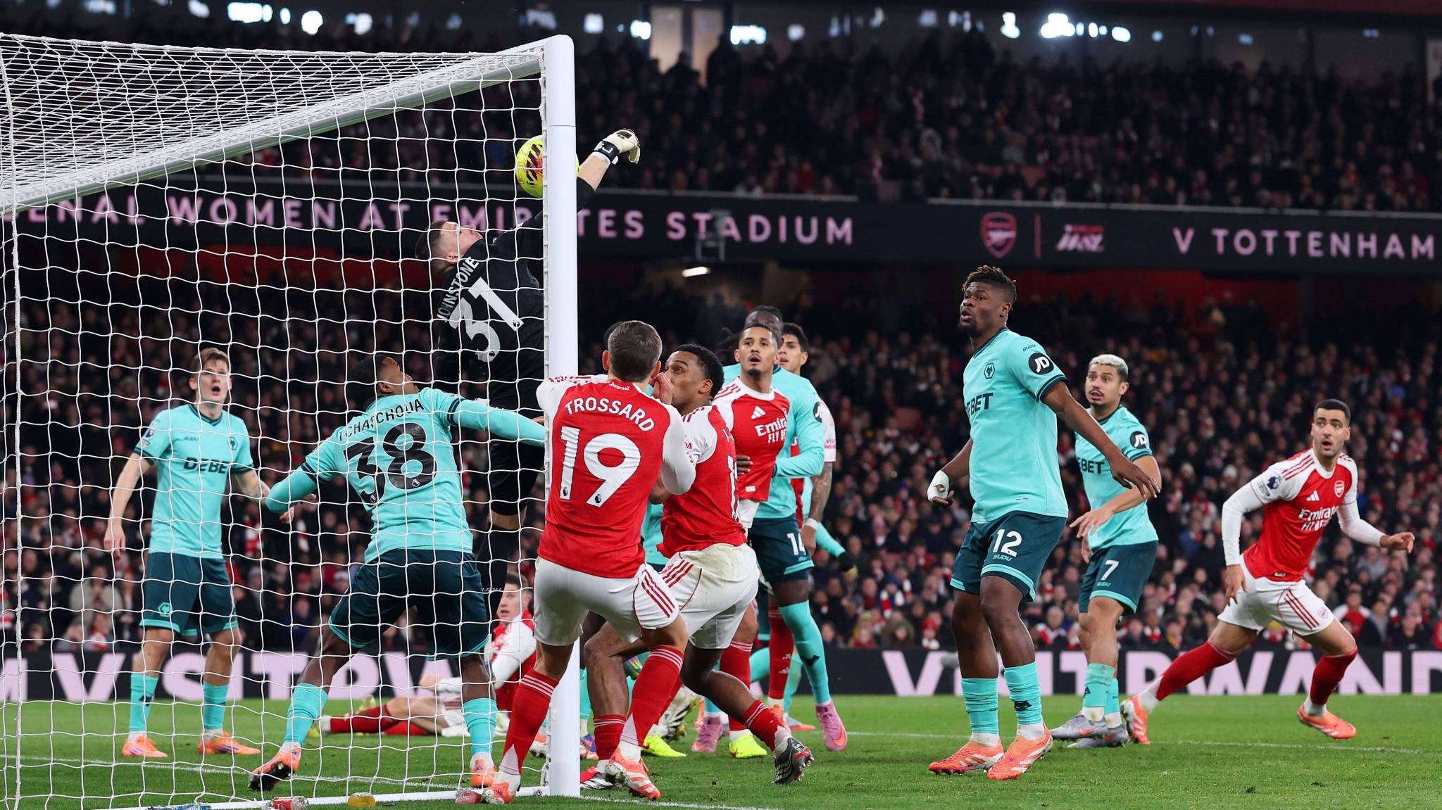 أرسنال ينجو من التعادل ويخطف الفوز في الرمق الأخير
