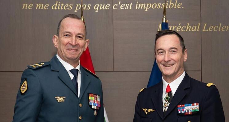 قائد الجيش بحث مع نظيره الفرنسي
في تعزيز التعاون