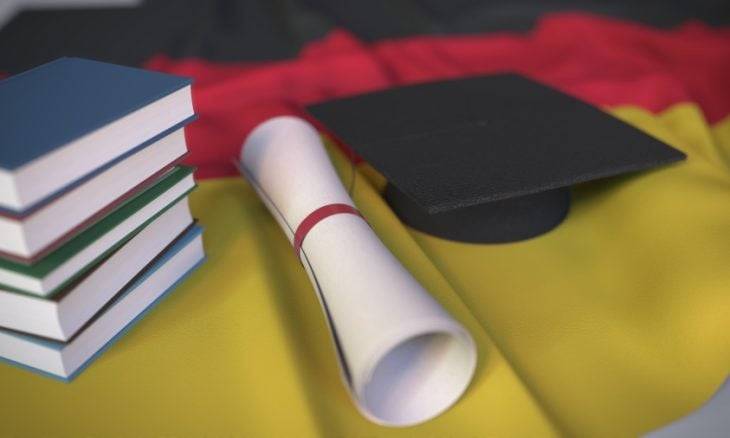 بعمر 12 عاماً...تدرس الاقتصاد في الجامعة