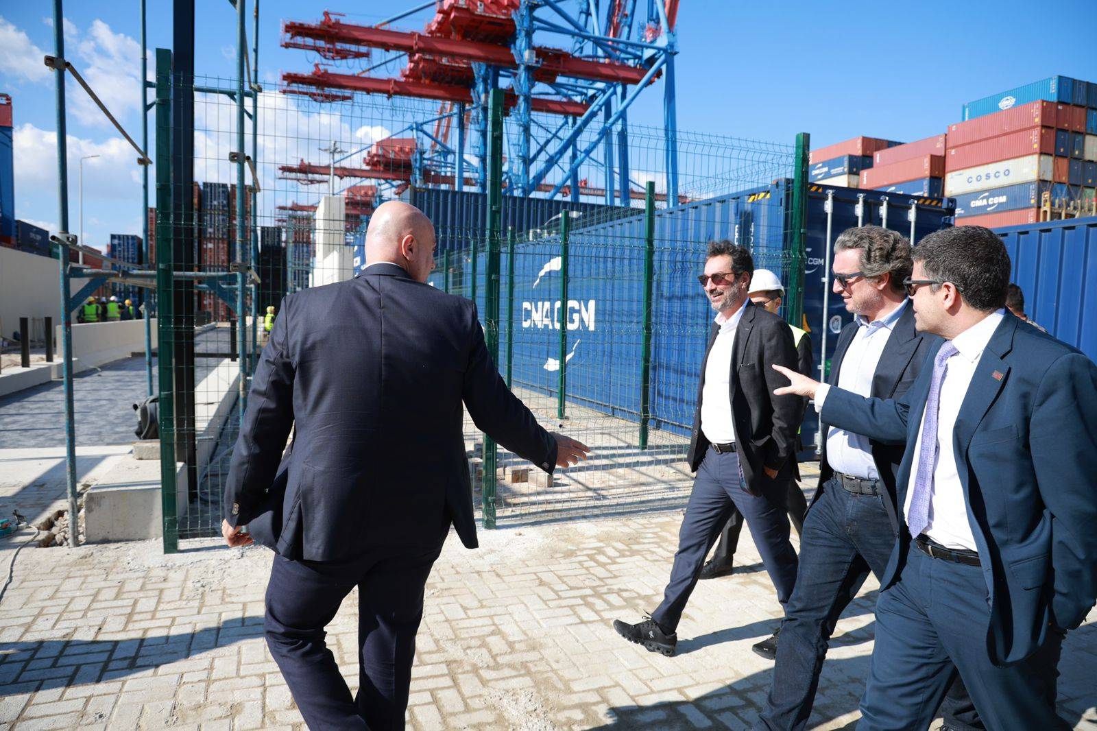 جولة نيابية في مرفأ بيروت
النفي: ورشة إعادة تنشيط وإصلاح شاملة