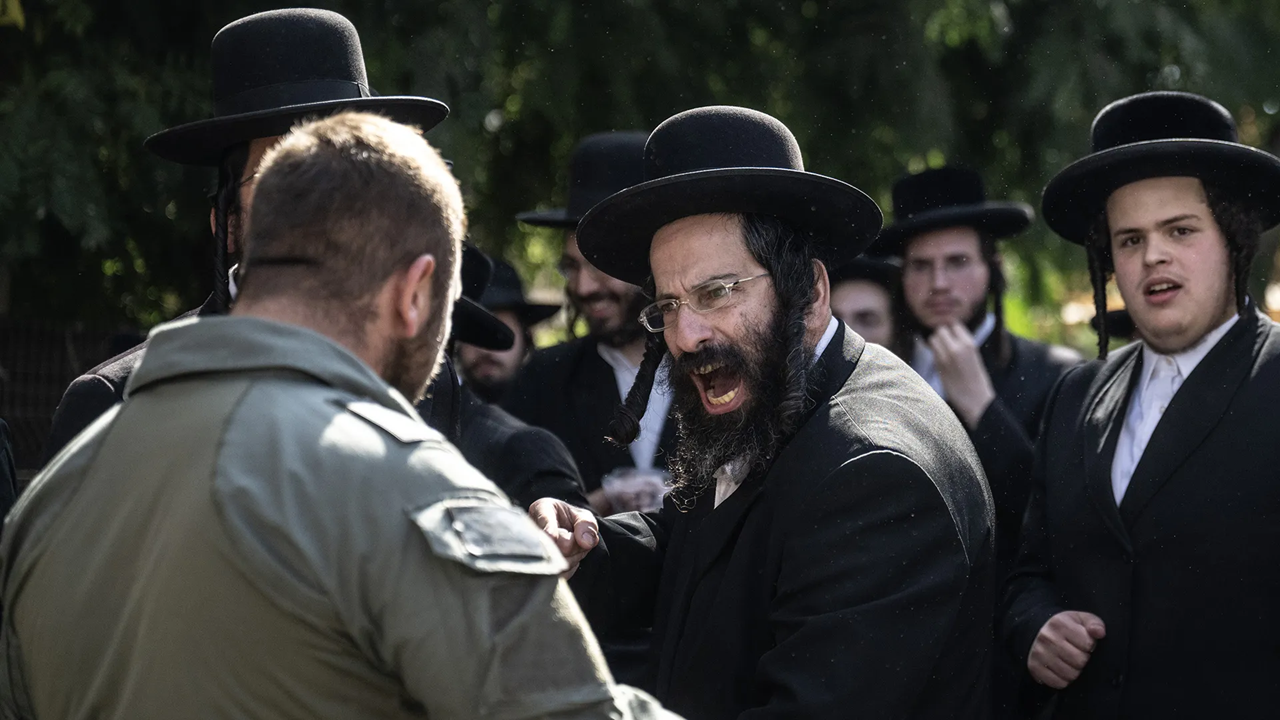 مروحية تتدخل لفض الاشتباكات بين الشرطة والحريديم