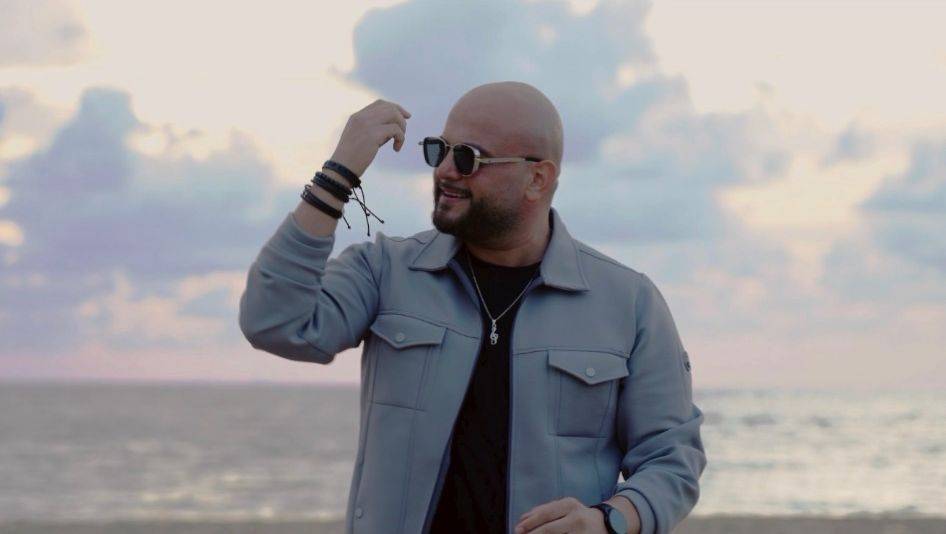 أمين سلطان يغني "رح حنن قلبي" بعمق وجداني