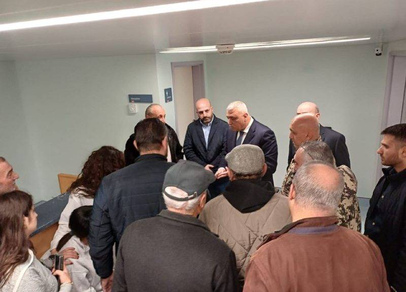 شقير يزور المفتش علاء شحادة بعد إصابته في غارة 