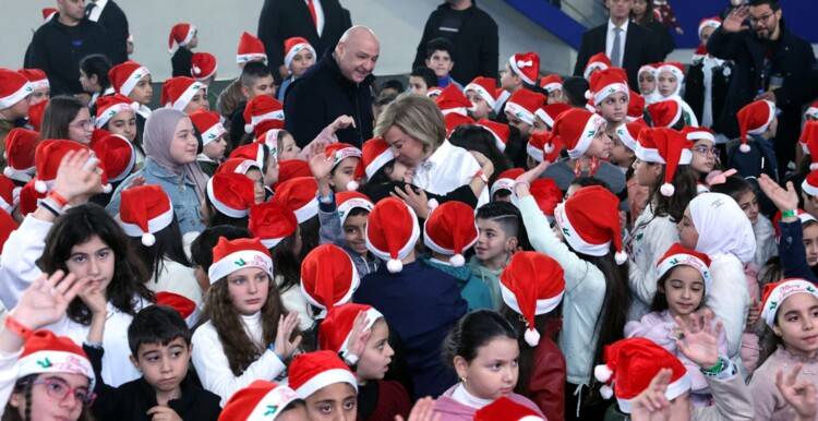 رئيس الجمهوريّة والسيدة الأولى شاركا أولاد
موظفي الرئاسة ولواء الحرس توزيع هدايا العيد