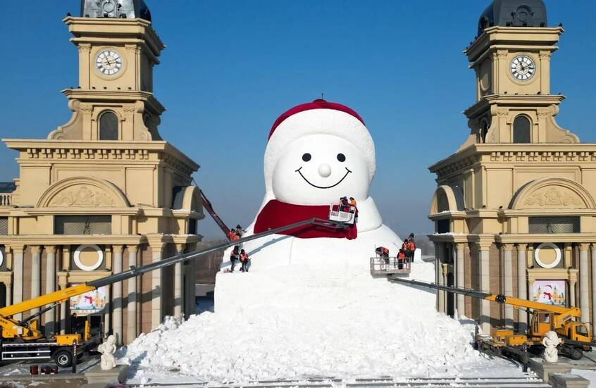 في 11 يوما فقط.. الصين تبني رجل ثلج بارتفاع 6 طوابق في هاربين