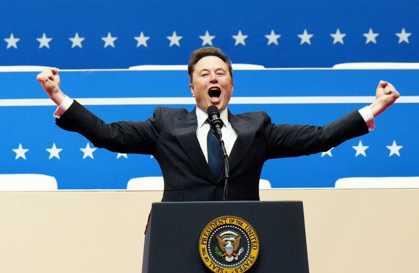 كم تبلغ ثروة أغنى رجل في العالم؟