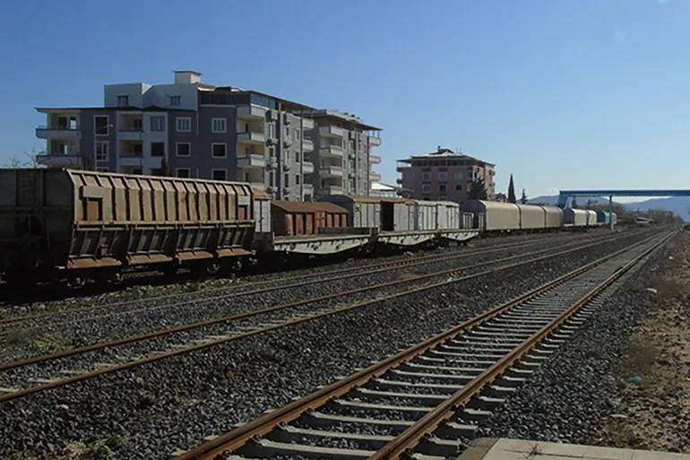 ماذا يعني قرار تركيا إعادة تشغيل خط السكك الحديدية المحاذي لسوريا؟