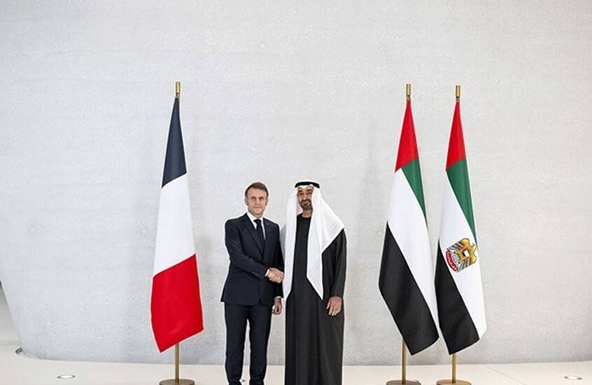 رئيس الإمارات يبحث مع الرئيس الفرنسي تعزيز العلاقات