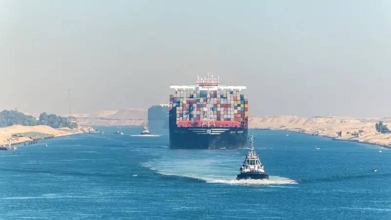 لأول مرة منذ عامين.. قناة السويس تشهد عبور سفن حاويات عملاقة