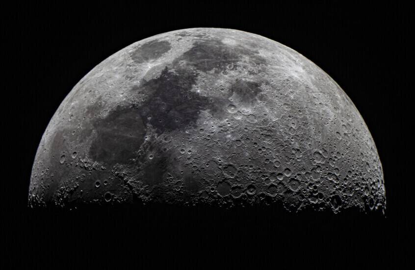 رصد ظاهرة نادرة على سطح القمر