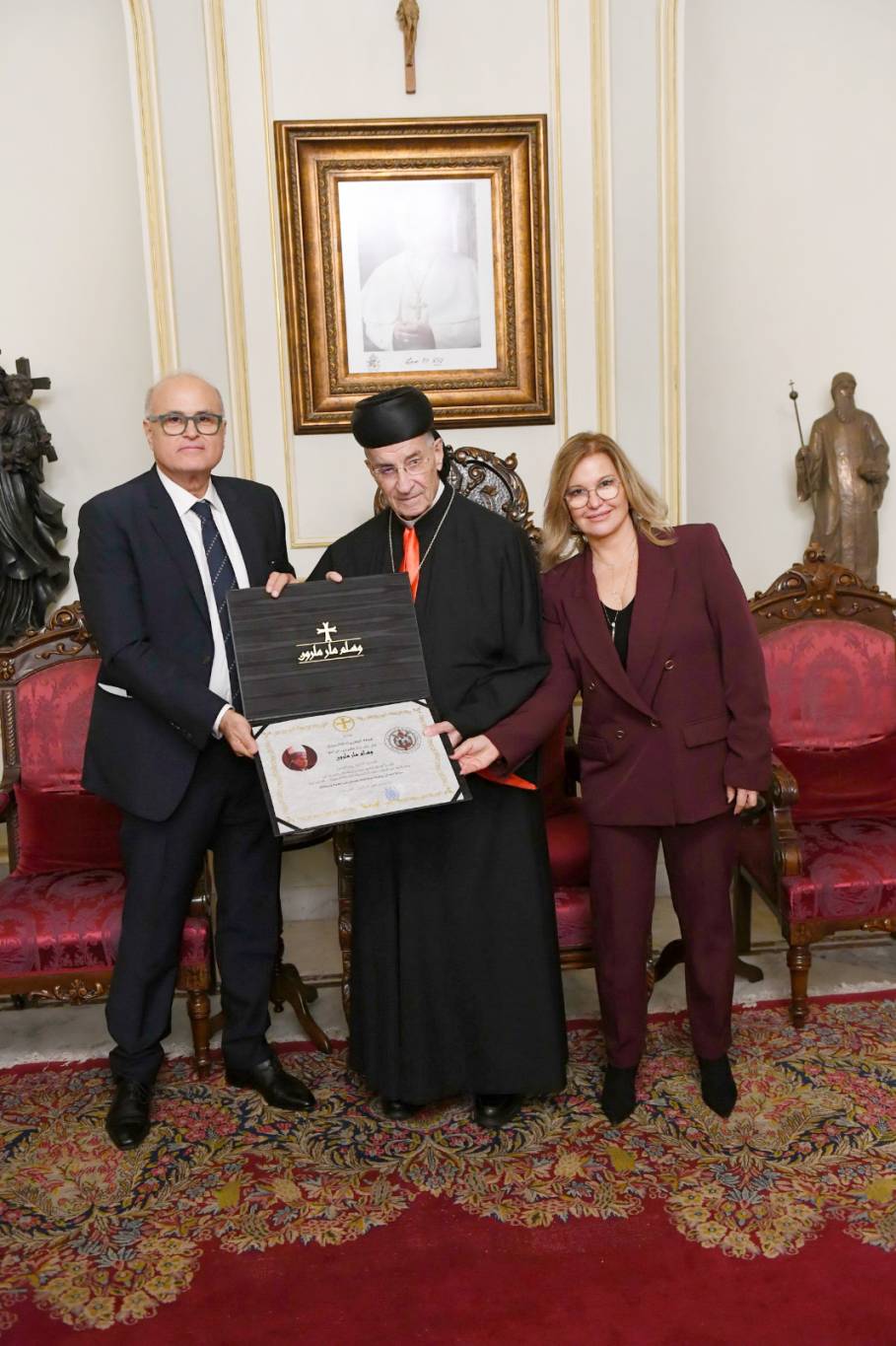 الراعي منح وسام مار مارون للسكرتير الأول
لسفارة فرسان مالطا في قبرص فادي رومانوس