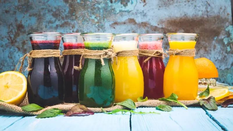 مشروبات طبيعية فعّالة لتحسين صحة الأمعاء