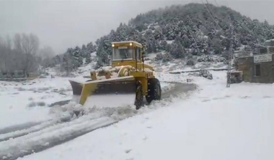 الاشغال تواصل جهودها لمواجهة تداعيات العاصفة الثلجية