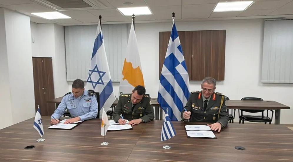 اتفاق عسكري ثلاثي بين 