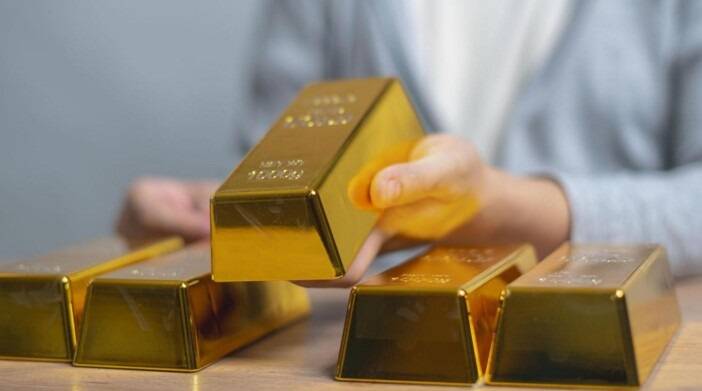 الذهب يواصل خسائره في المعاملات الفورية ويهوي إلى 4302.59 دولاراً للأونصة