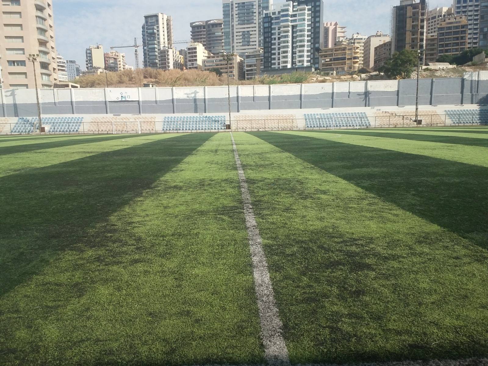 ملاعب لبنان ذات العشب الصناعي خطر صامت على اللاعبين