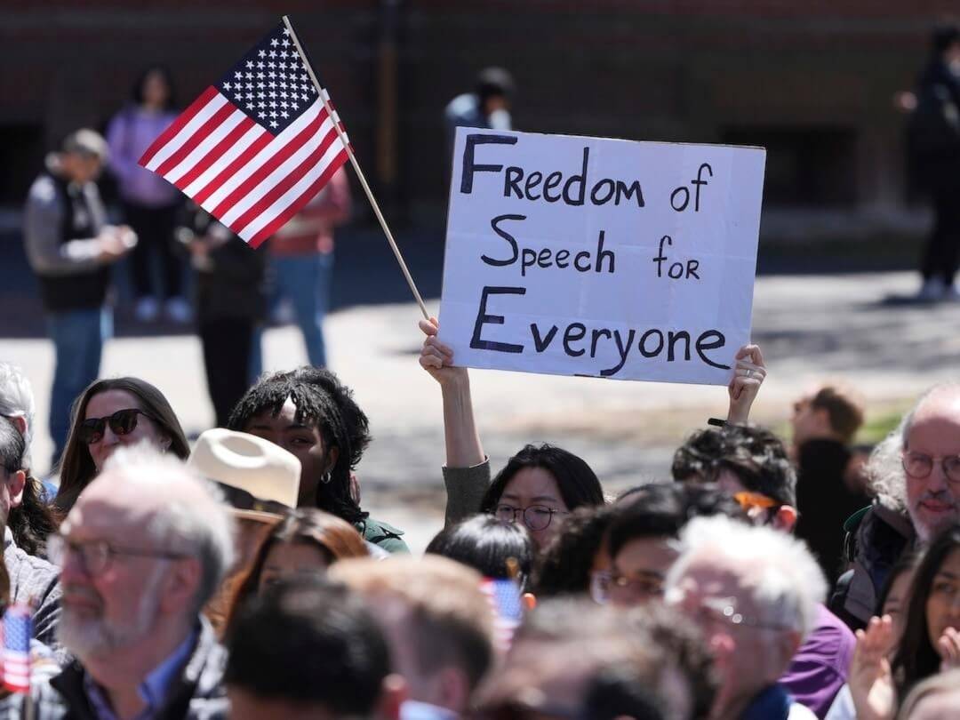 ترامب يلوّح بسحب تراخيص قنوات تلفزيونية