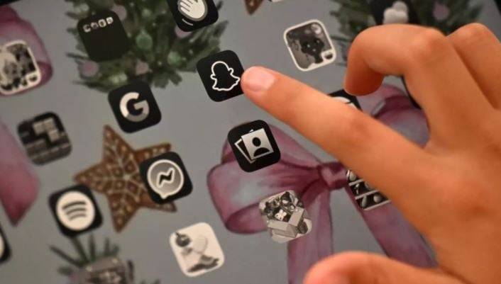 ماكرون يريد حظر وسائل التواصل الاجتماعي لمن هم دون 15 عاماً