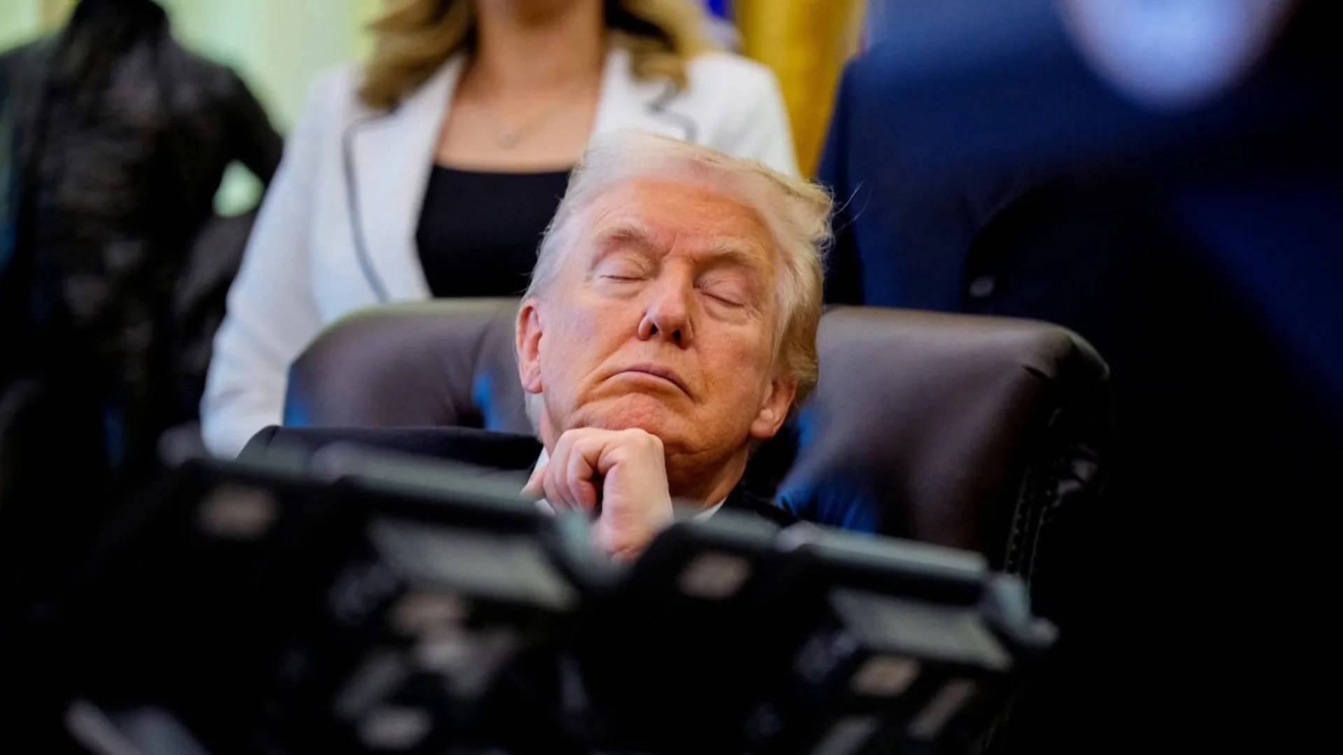 ترامب يفسر الكدمات على يده وينفي النوم أثناء المناسبات