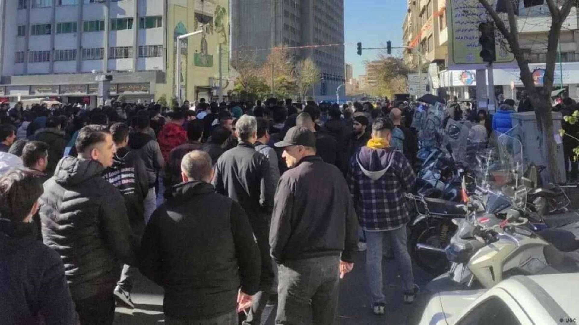 إيران: إحراق مكتب ممثل خامنئي وقتلى في الاحتجاجات