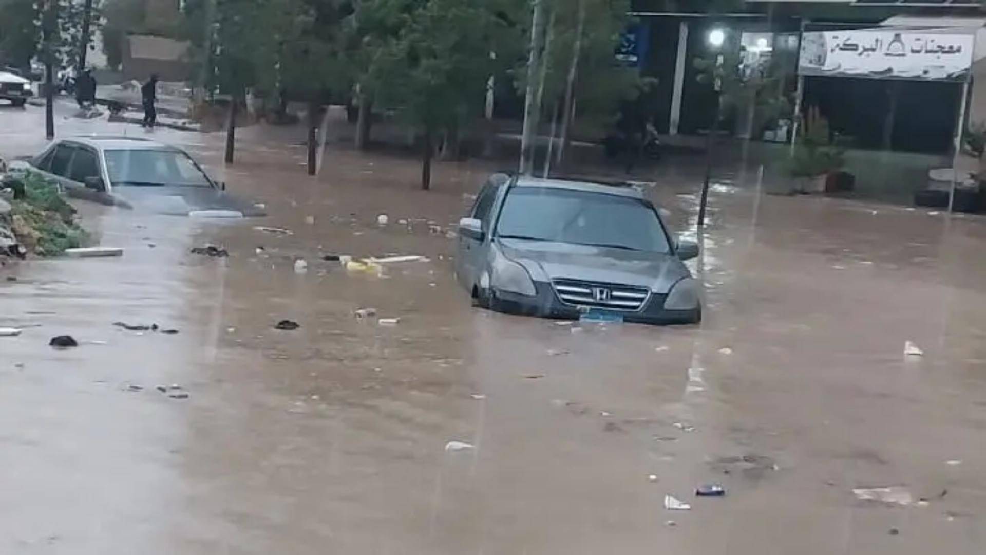 في طرابلس والبداوي... الأمطار الغزيرة تحول الطرقات الى بحيرات