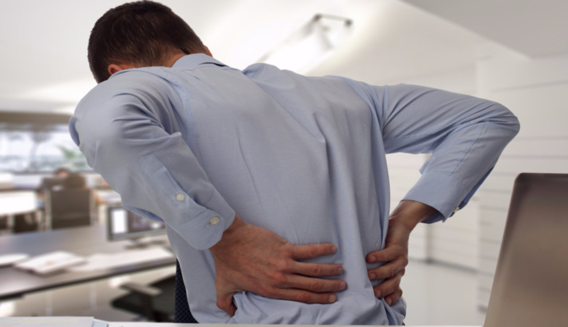 !‫آلام الظهر.. اليك الأسباب والحلول
