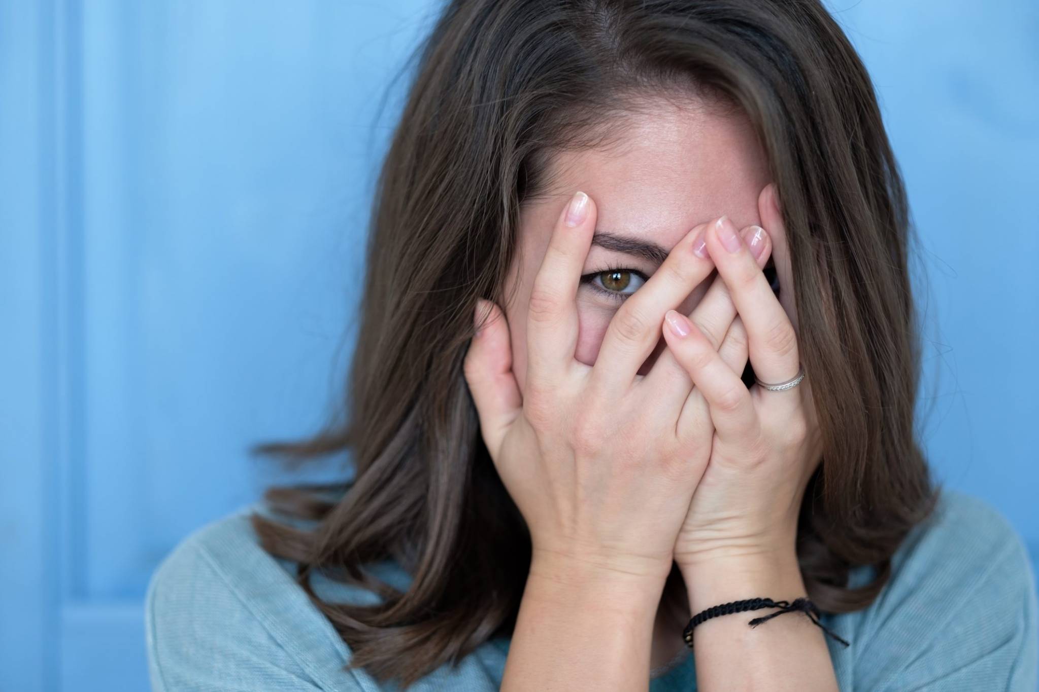 كيف يؤدي الشعور بالخجل إلى احمرار الوجه؟