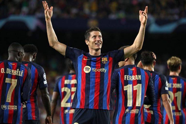 هل يغادر ليفاندوفسكي برشلونة؟